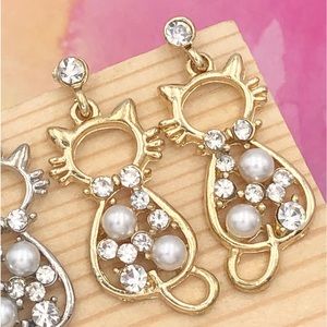 🌼 Gold Cat Pearl Dangle Earrings
